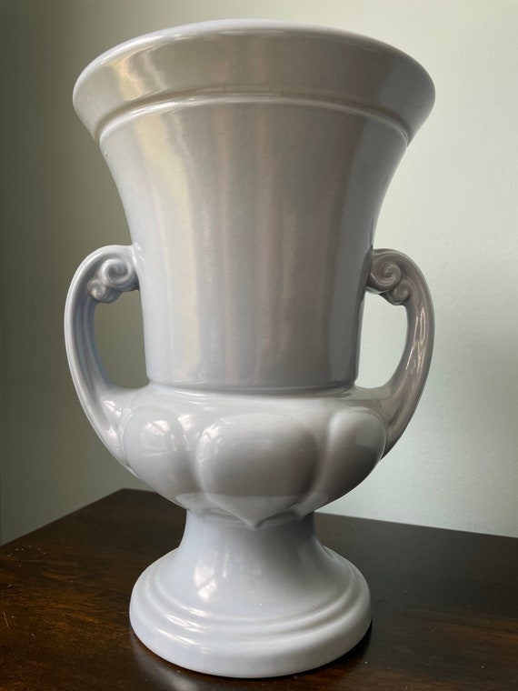 Vintage Abingdon Trophy Vase with Handles in Cream Vintage Abingdon Trophy Vase with Handles in Cream
