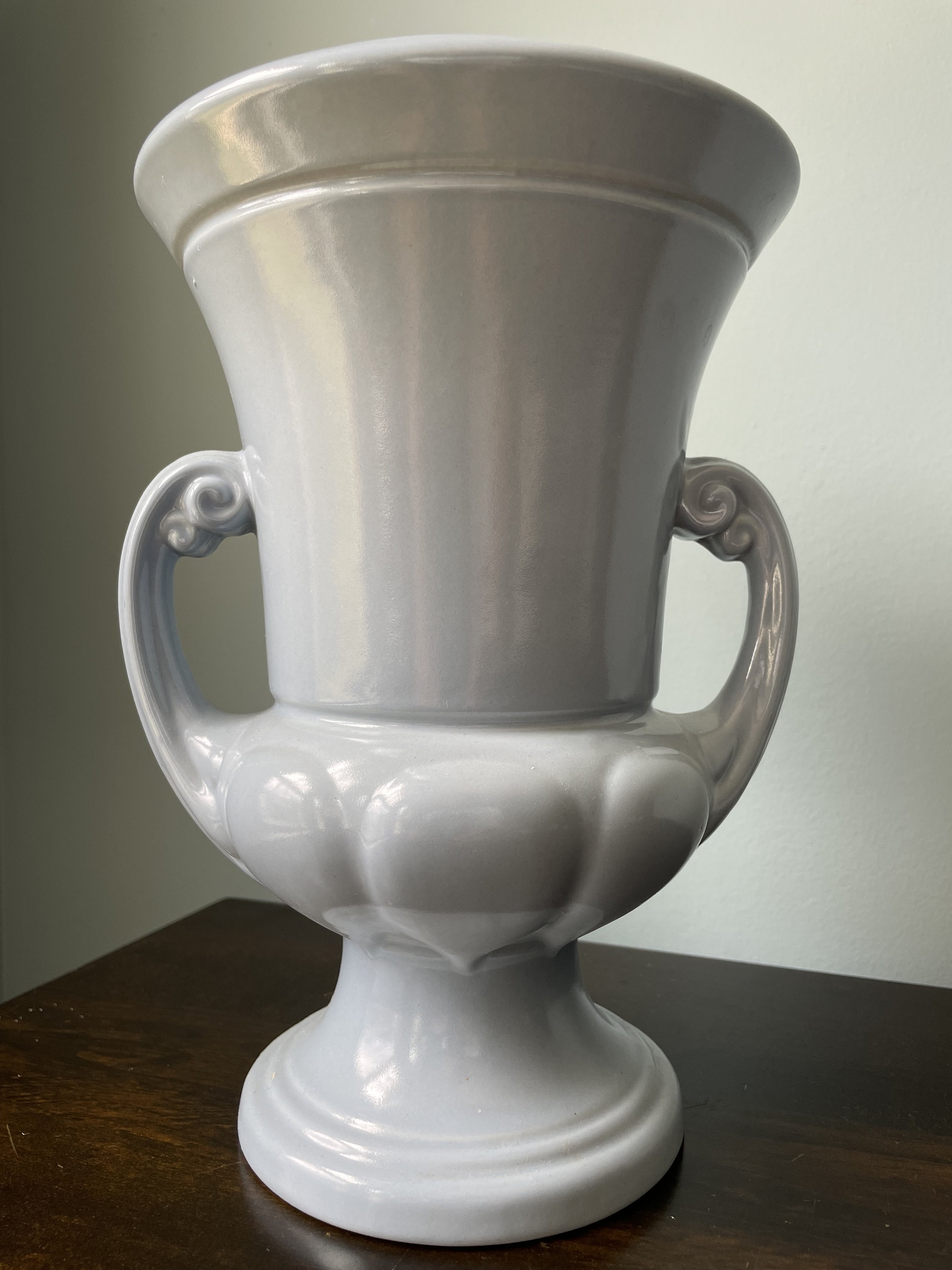 Vintage Abingdon Trophy Vase with Handles in Berry Vintage Abingdon Trophy Vase with Handles in Berry