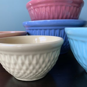 Vintage Hull Pottery Nesting Mixing Bowl Quilted Diamond Pastel 5-Piece Set Boho Farmhouse Nuline Bak-Serve image 3