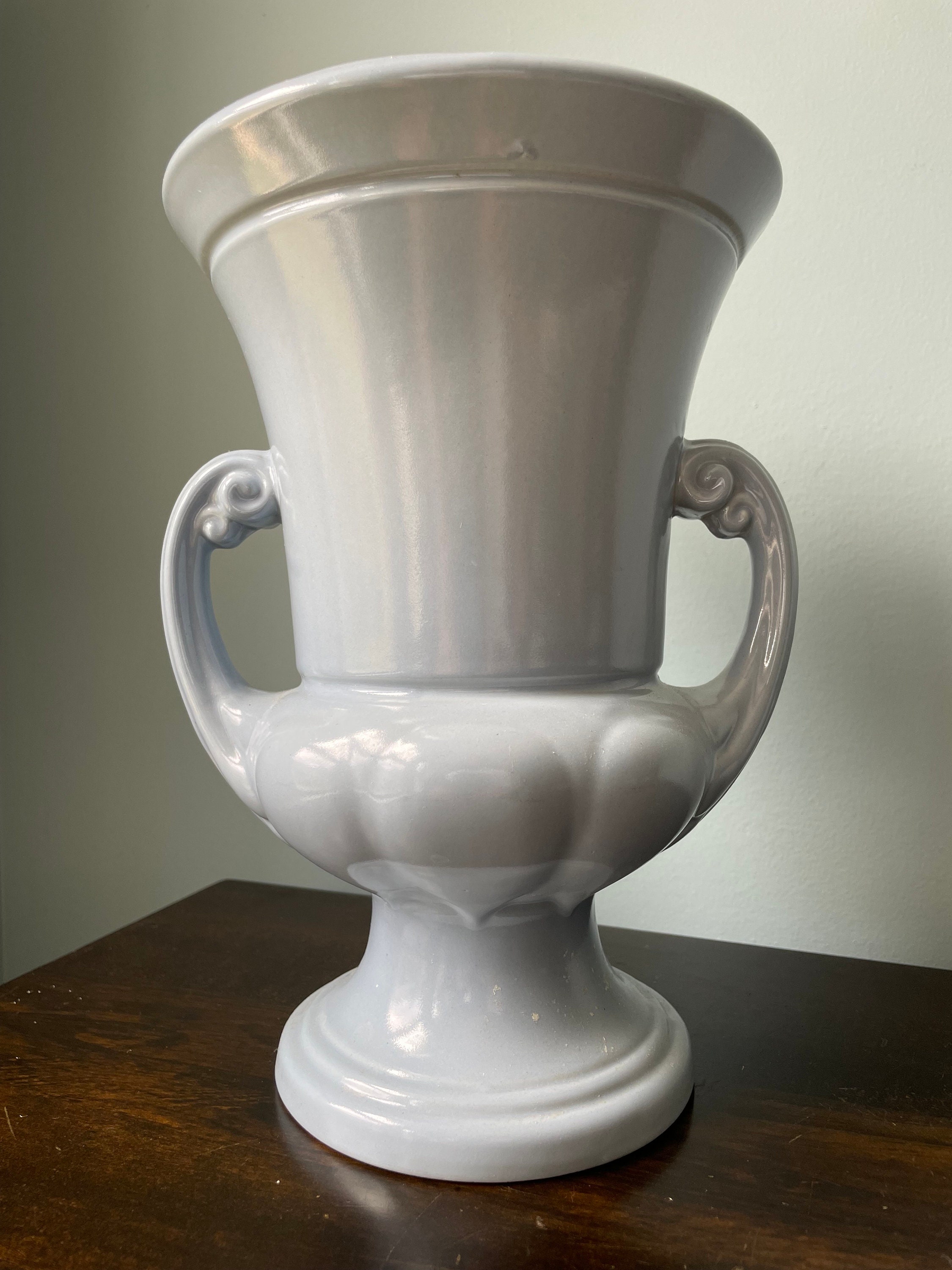 Vintage Abingdon Trophy Vase with Handles in Berry Vintage Abingdon Trophy Vase with Handles in Berry