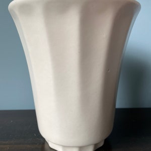 Vintage Haeger Pottery Vase Pedestal Footed Fluted Flared Cream Ivory White Matte image 2