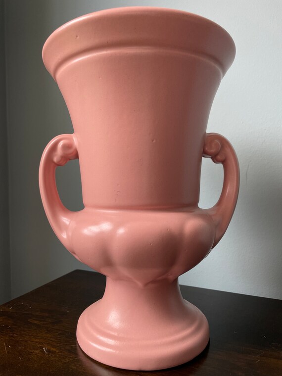 Vintage Abingdon Trophy Vase with Handles in Mauve Vintage Abingdon Trophy Vase with Handles in Mauve