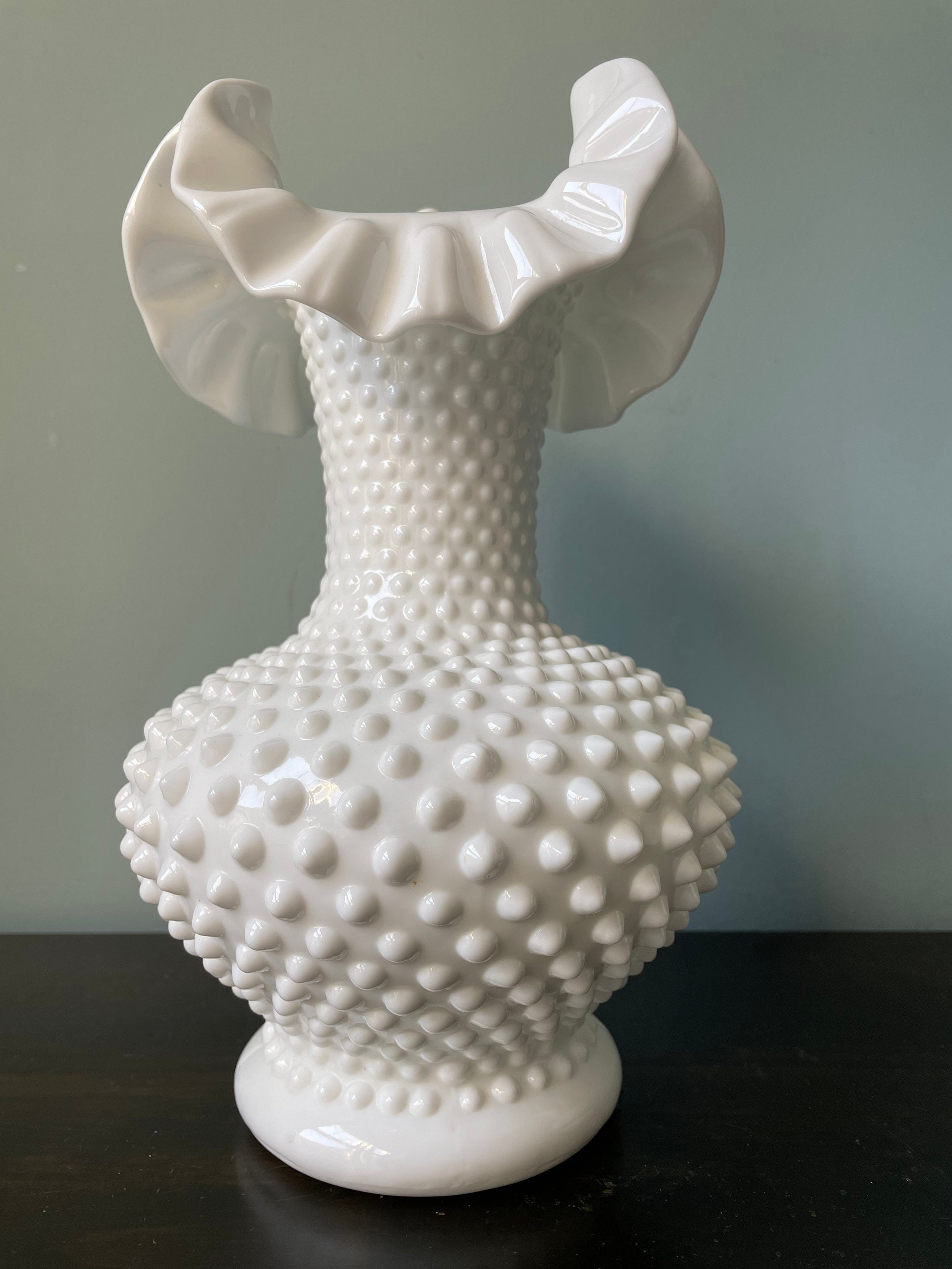 VINTAGE　LARGE FENTON HOBNEIL FLOW VASE Large 8 Inch Vintage Fenton Hobnail Blue & White Vase - Blue