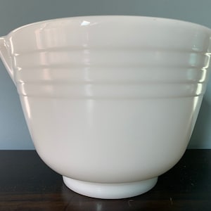 Vintage Pyrex Small Spouted White Milk Glass Hamilton Beach Mixing Batter Bowl 1950&#39;s