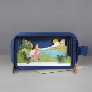 Carte pop-up,chien qui hurle,phare,nature,extérieur,carte découpée au laser,message 3D dans une bouteille,carte pop-out,3d,animal de compagnie,soleil,arbres,eau,oiseau
