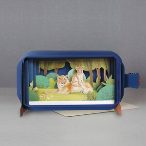 leeuwin & welp, natuurtafereel, grote kat, lasergesneden kaart, 3d bericht in een fles, pop-out kaart, 3d cadeaubon, handgemaakte kaart, 3d, familie, bos, cactus
