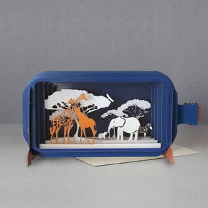 Elefantes, jirafas, animales africanos, naturaleza, bosque, cebra. Tarjeta cortada a láser, mensaje 3D en botella, tarjeta desplegable, tarjeta de regalo 3D, tarjeta hecha a mano.