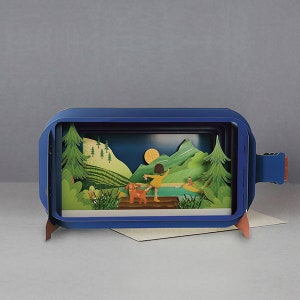 Cartão pop-up, crianças brincando, modelo de barco, sol, flores, cartão cortado a laser, mensagem 3D em uma garrafa, cartão pop-out, vale-presente 3D, cartão feito à mão, colinas, lago