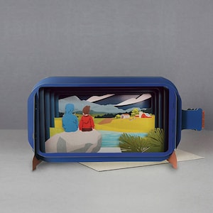 Biglietto pop-up, punto di vista, acqua, borgo, campagna, biglietto tagliato al laser, messaggio 3D in una bottiglia, biglietto pop-out, buono regalo 3D, biglietto fatto a mano, montagne, bambini, cielo