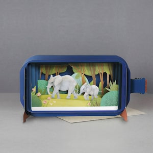 Éléphants, scène naturelle, veau, étendue sauvage, fleurs, arbres, carte découpée au laser, message 3D dans une bouteille, carte pop-out, carte-cadeau 3D, carte faite main, 3D, famille