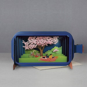 Carte pop-up, pique-nique, couverture, relaxant, fleur de cerisier du Japon, carte découpée au laser, message 3D dans une bouteille, carte pop-out, carte-cadeau 3D, carte faite main,