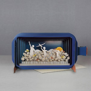 Biglietto pop-up, bambini che giocano, modellino di aereo, luna, fiori, biglietto tagliato al laser, messaggio 3D in una bottiglia, biglietto pop-out, buono regalo 3D, biglietto fatto a mano