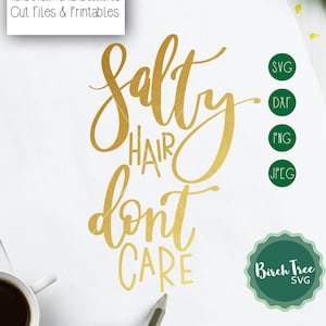 K&ouml;nnte beinhalten: Goldene Schrift auf wei&szlig;em Hintergrund mit der Aufschrift "Salty Hair Don't Care". Das Bild enth&auml;lt einen Bleistift und eine Tasse Kaffee. Der Text "SVG, DXF, PNG, JPEG, Birch Tree SVG" ist ebenfalls im Bild enthalten.