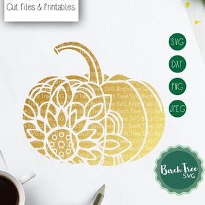Op de afbeelding: Een gouden pompoenontwerp met ingewikkelde bloemdetails. Het ontwerp is wit omlijnd en perfect voor knutselprojecten. De afbeelding bevat de tekst "Hand Drawn & Hand Lettered Cut Files & Printables" en "Birch Tree SVG".