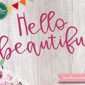 K&ouml;nnte beinhalten: Rosa kursive Schrift auf einem Holzgrund liest "Hello beautiful".