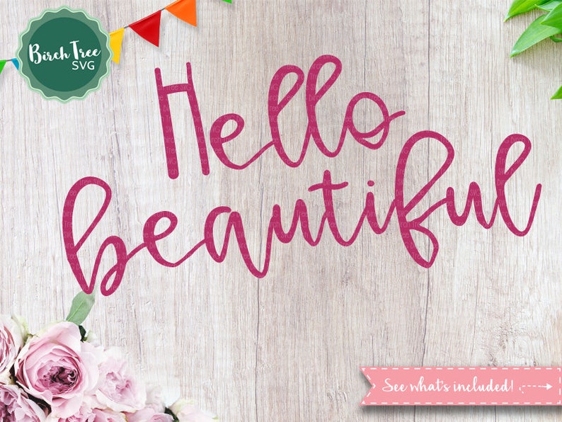 K&ouml;nnte beinhalten: Rosa kursive Schrift auf einem Holzgrund liest "Hello beautiful".