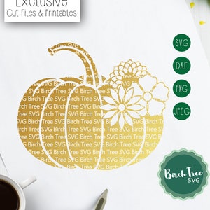 Op de afbeelding: Gouden glitterpompoen met witte bloemmotieven. De afbeelding bevat de tekst "Birch Tree SVG" in een groene cirkel.
