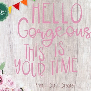 K&ouml;nnte beinhalten: Rosaer Text auf einem Holzgrund mit den Worten "Hello Gorgeous This Is Your Time".