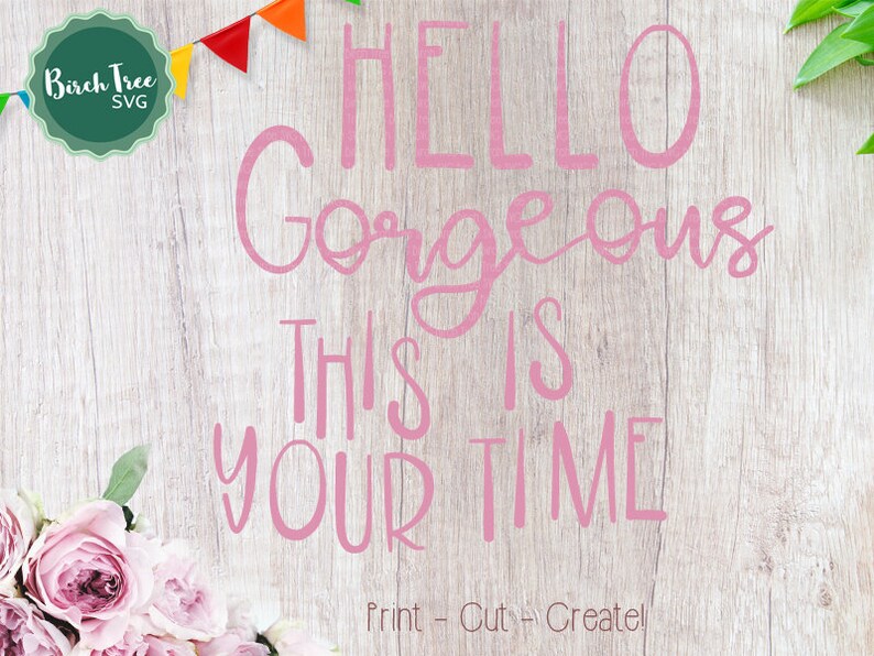 K&ouml;nnte beinhalten: Rosaer Text auf einem Holzgrund mit den Worten "Hello Gorgeous This Is Your Time".