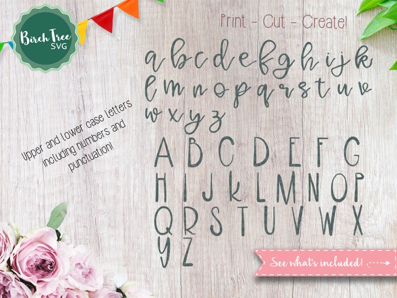 K&ouml;nnte beinhalten: Ein digitaler Download eines handgeschriebenen Alphabet-Schriftzugs in Gro&szlig;- und Kleinbuchstaben. Die Schriftart ist ein l&auml;ssiger Skriptstil in grauer Farbe auf einem Holzmaserungshintergrund. Der Text "Print - Cut - Create!" befindet sich oben im Bild. Der Text "See what's included!" befindet sich unten im Bild.