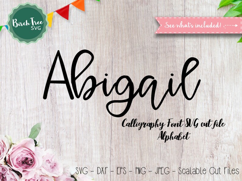 K&ouml;nnte beinhalten: Eine schwarze Kalligrafie-Schriftart SVG-Schnittdatei f&uuml;r den Namen Abigail. Die Schriftart ist in einer kursiven Schriftart geschrieben. Das Bild befindet sich auf einem hellbraunen Holzgrund mit rosa Blumen in der linken unteren Ecke.