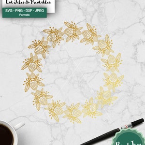 Puede incluir: Una corona dorada hecha de piñas y hojas. La corona está sobre un fondo de mármol blanco. El texto "Hand Drawn & Hand Lettered Cut Files & Printables" está en la parte superior de la imagen. El texto "SVG - PNG - DXF - JPEG Formats" está debajo de la primera línea de texto. El texto "Commercial & Personal Use Hand lettered Designs" está en la parte inferior de la imagen. El texto "Birch Tree SVG" está en un círculo en la parte inferior derecha de la imagen.