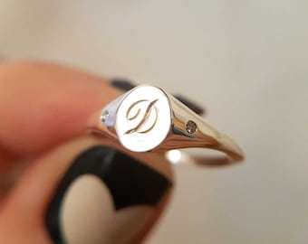 Mini pierścionek z inicjałem i diamentami - Srebrny | Pierścionek z inicjałem | Pierścionek z grawerem | Pierścionek z małym palcem | Pierścionek z personalizacją | Pierścionek z monogramem