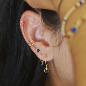 Orecchini minimalisti a cerchio in oro riempiti con oro 14k e lapislazzuli