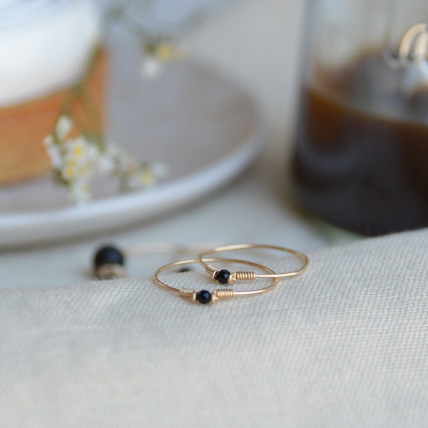 Bague fine minimaliste en or rempli 14k et Onyx