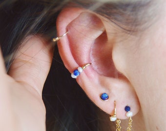 Bague d'oreille minimaliste en or laminé, perle d'eau douce et Lapis Lazuli