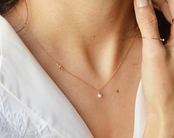 Minimalistische fijne halsketting met verguldsel en zoetwaterparel - asymmetrische halsketting - dunne gouden ketting
