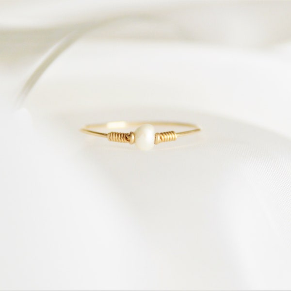 Bague fine minimaliste perle d'eau douce et gold filled 14k