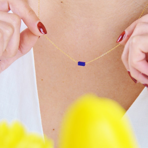 Collier fin minimaliste en or laminé 14k et perle de verre bleu cobalt