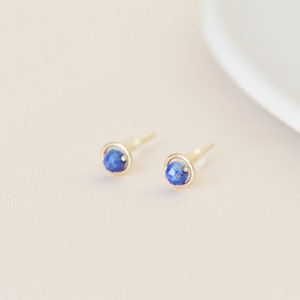 Puces d'oreilles minimalistes cercle d'or rempli 14k et Lapis Lazuli image 1