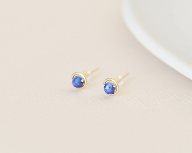 Puces d'oreilles minimalistes cercle d'or rempli 14k et Lapis Lazuli image 1