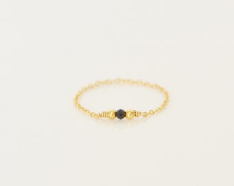 Fine minimalist chain ring in 14k gold filled and Spinel