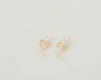 Pendientes circulares minimalistas rellenos de oro de 14k y cristal de roca