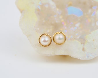 Petites puces d'oreilles minimalistes en or rempli 14k et perle d'eau douce