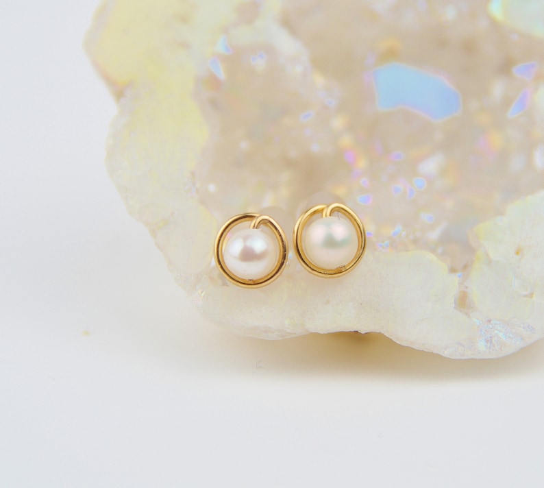 Petites puces d'oreilles minimalistes en or rempli 14k et perle d'eau douce image 1