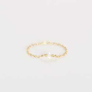 Minimalistischer feiner Kettenring aus 14 Karat Gold gefüllt und Bergkristall