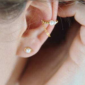 Petites puces d'oreilles minimalistes en or rempli 14k et perle d'eau douce image 5