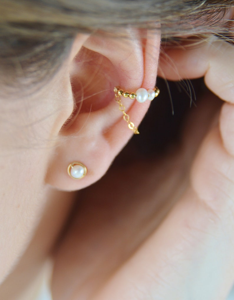 Petites puces d'oreilles minimalistes en or rempli 14k et perle d'eau douce image 5