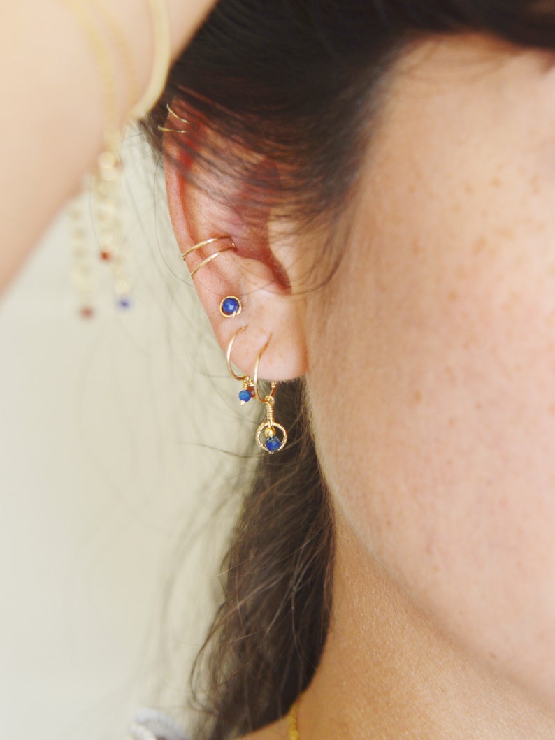 Puces d'oreilles minimalistes cercle d'or rempli 14k et Lapis Lazuli image 7