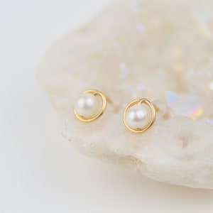 Petites puces d'oreilles minimalistes en or rempli 14k et perle d'eau douce image 6