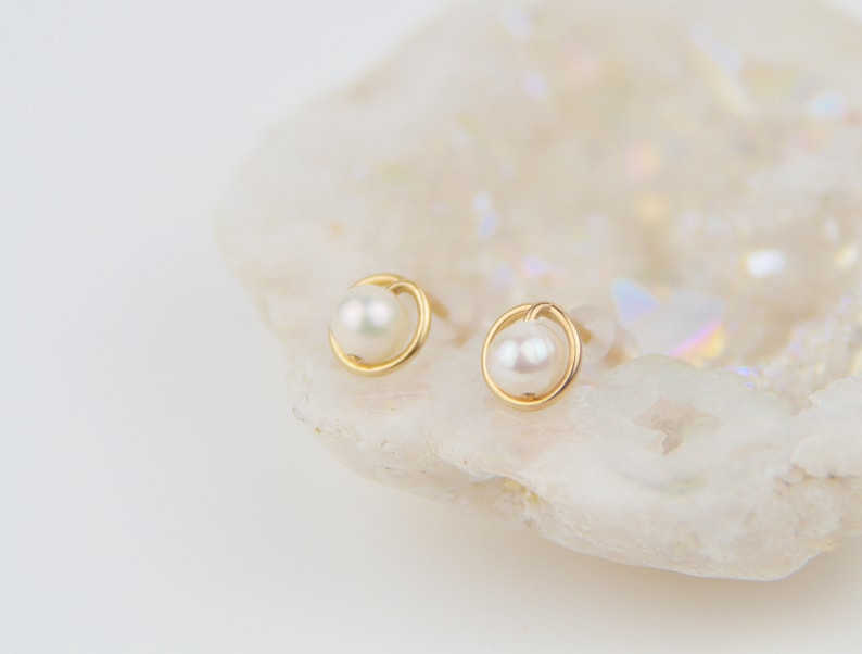 Petites puces d'oreilles minimalistes en or rempli 14k et perle d'eau douce image 6