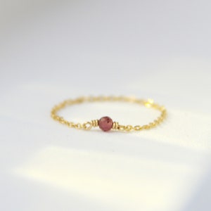 Minimalist fine chain ring in gold filled 14k and garnet