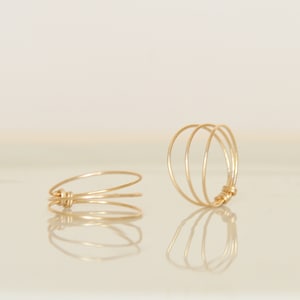 Tunn och minimalistisk trippelring med flera strängar i 14k guldfyllning