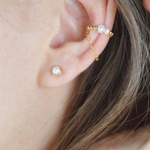 Petites puces d'oreilles minimalistes en or rempli 14k et perle d'eau douce image 2