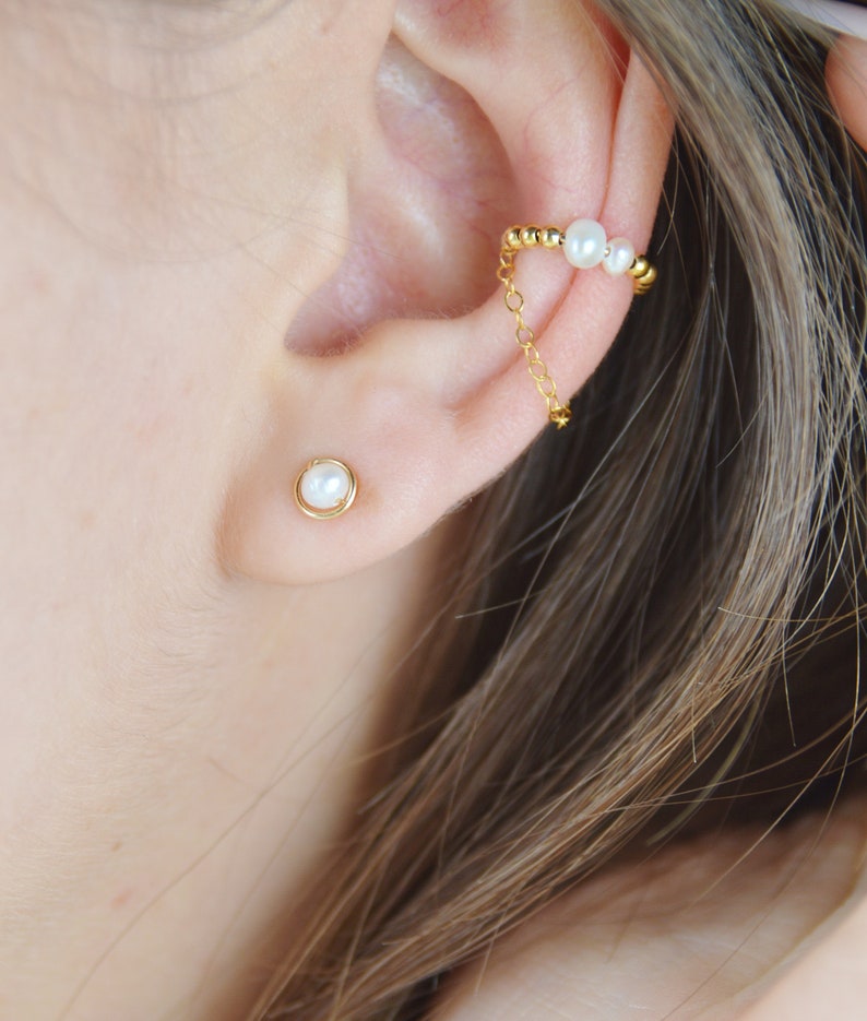 Petites puces d'oreilles minimalistes en or rempli 14k et perle d'eau douce image 2