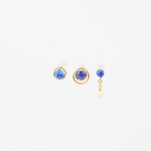 Petites puces d'oreilles minimalistes en or Laminé et lapis lazuli image 2